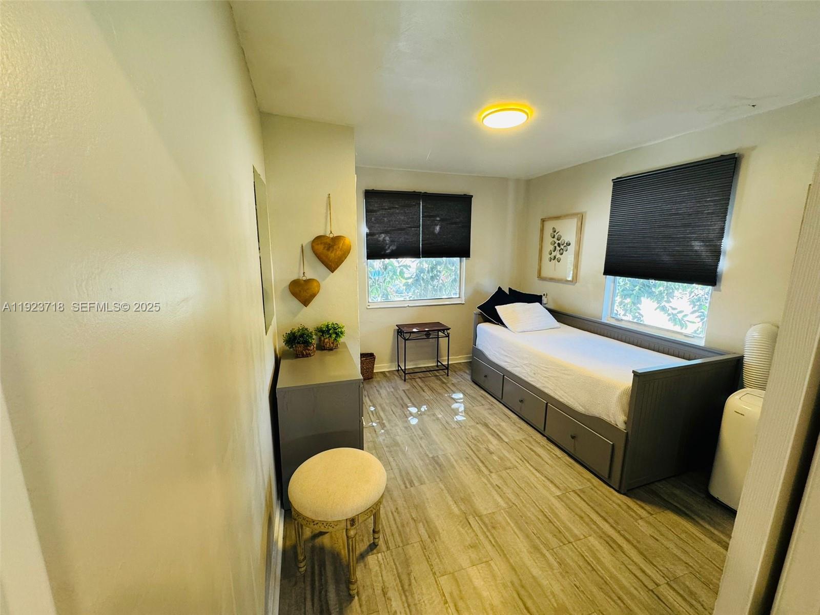 HOLLYWOOD PARK - Residential Lease