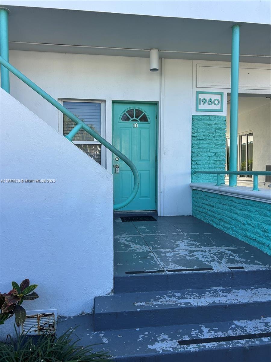 UPDATED FIRST FLOOR UNIT, 1 BDRM/1BATH WITH ASSIGNED GATED PARKING SPAE AND CENTRAL AC. QUIET RESIDENTLLA BUILDING, VERY COZY, MINT CONDITIONS, ALL TILED, PARTIALLY FURNISHED (OPTIONAL). WELL KEPT COMMUNITY BY THE BAY, LAUNDRY ON SITE. PLEASE SUBMIT YOUR OFFER WITH RENT SPREE APPLICATION