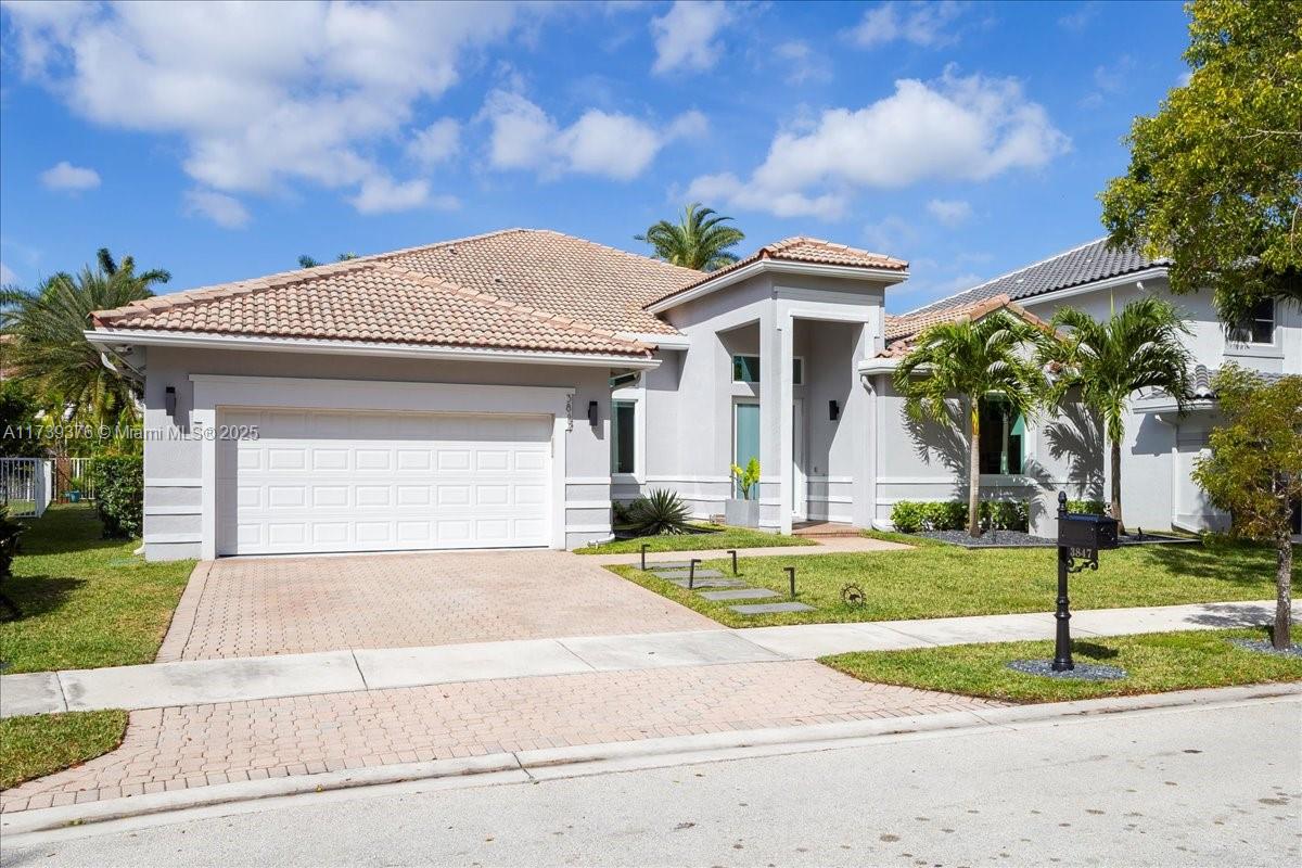 3847 Crestwood Cir