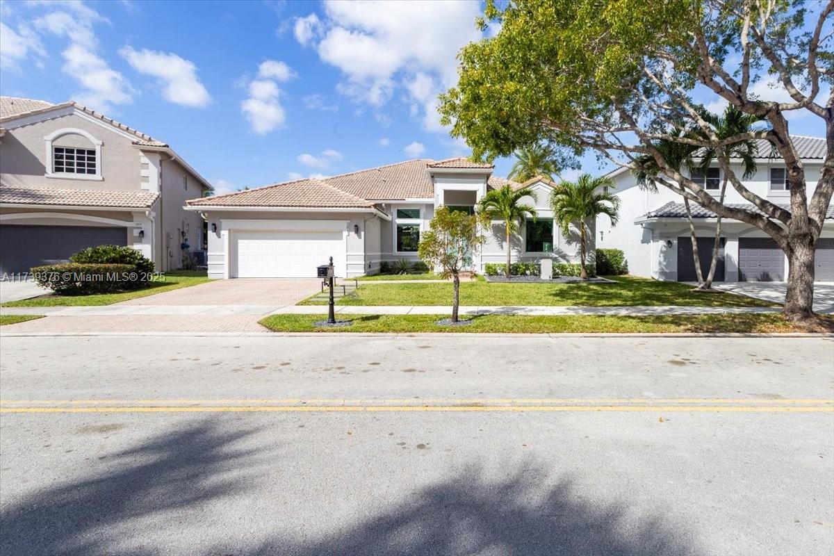 3847 Crestwood Cir