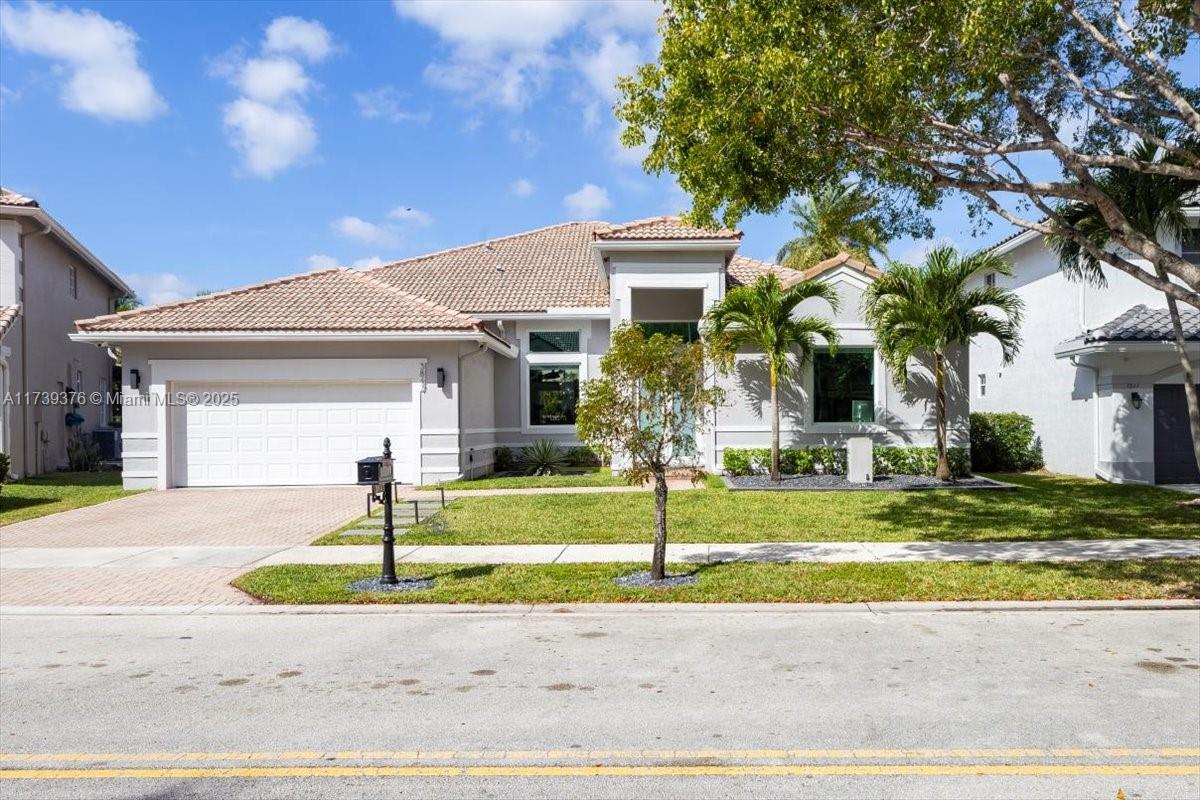 3847 Crestwood Cir