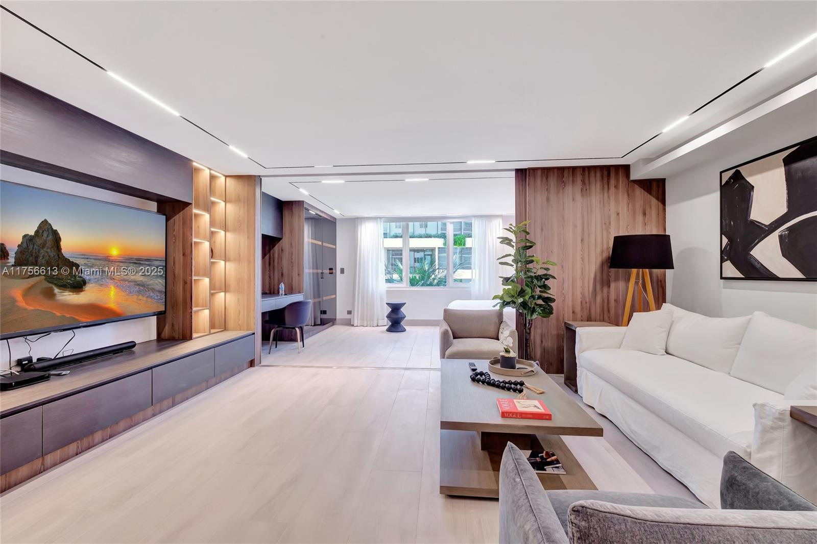 2301 Collins Ave 432
