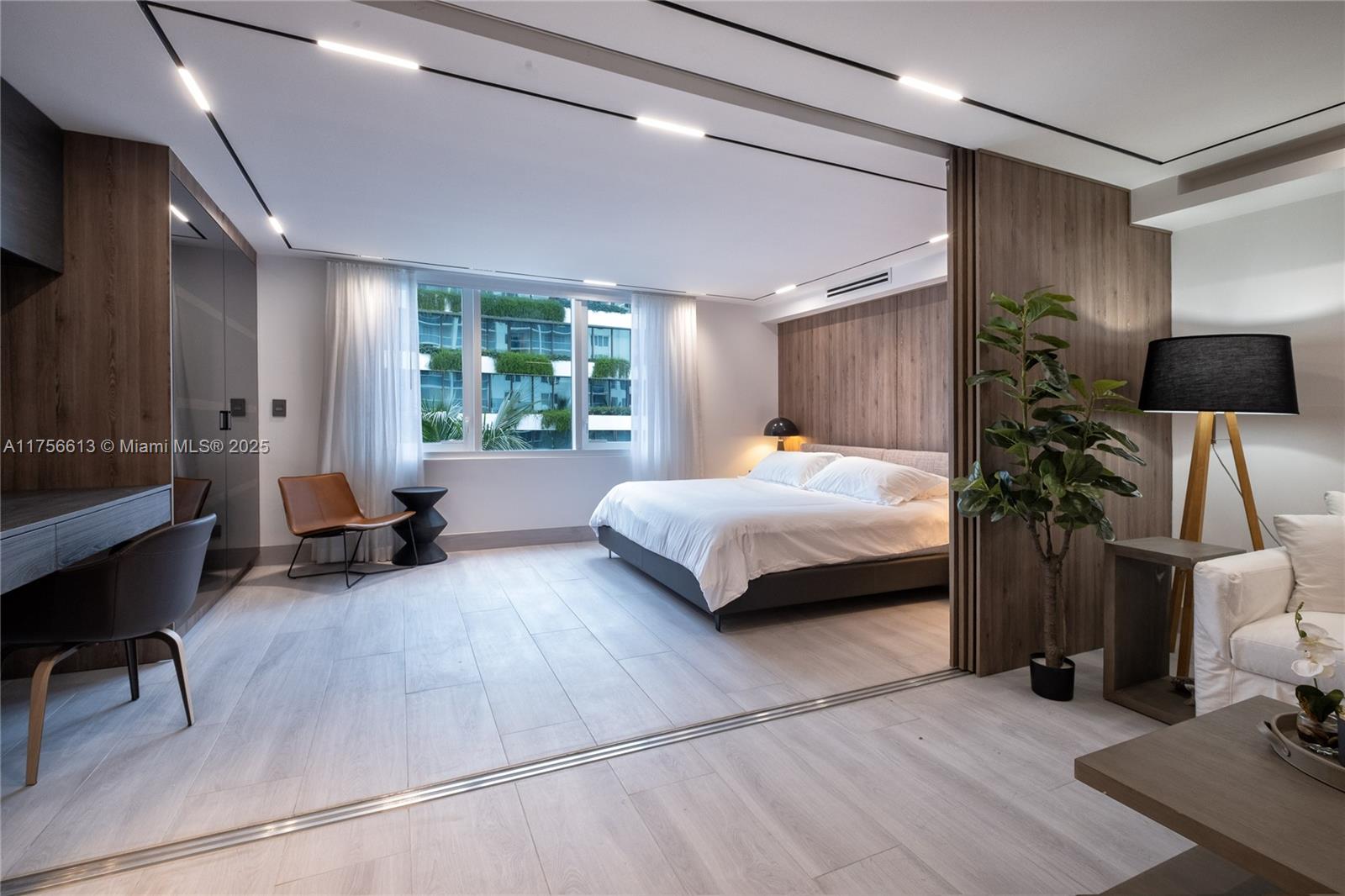 2301 Collins Ave 432