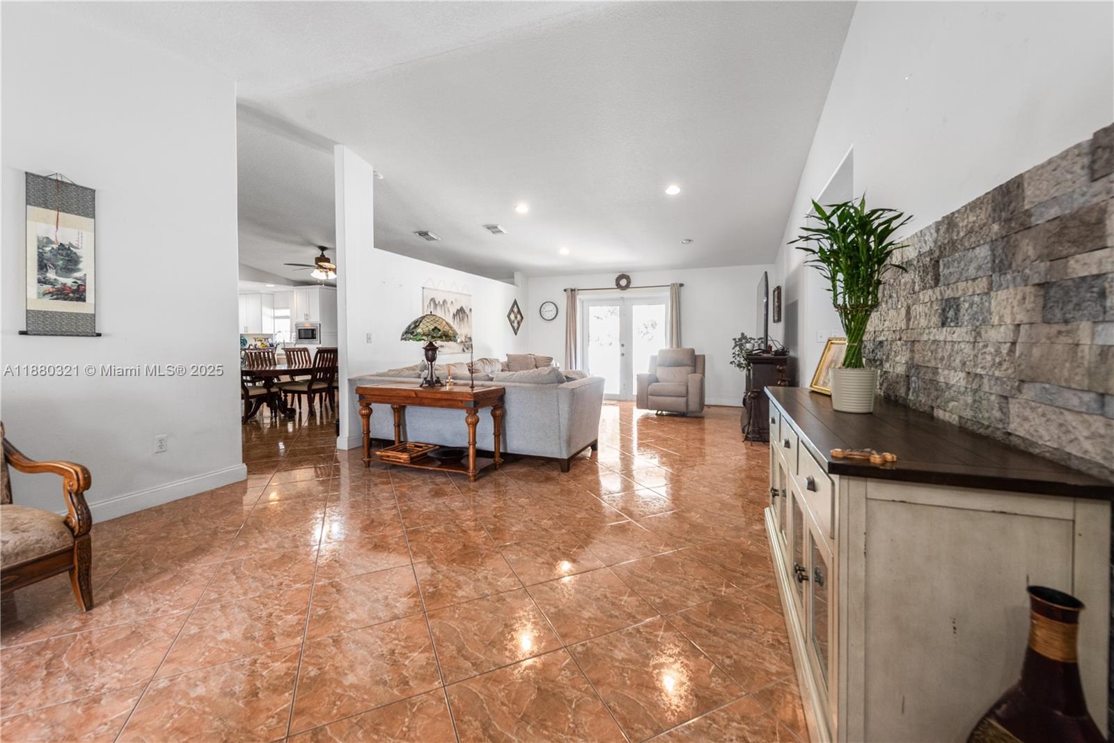 REDLAND ESTATES - Residential Lease