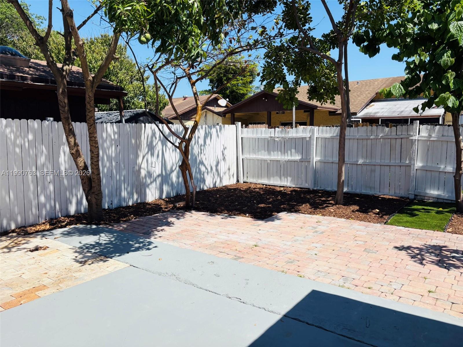 LAKE ISLAND - Residential