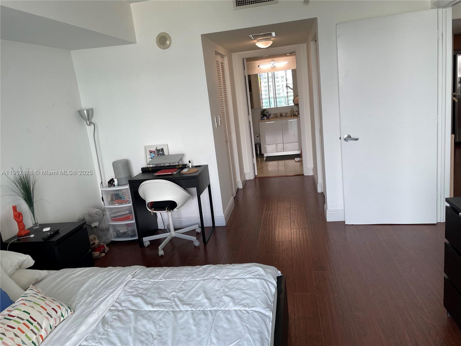 1800 CLUB CONDO - Residential Lease