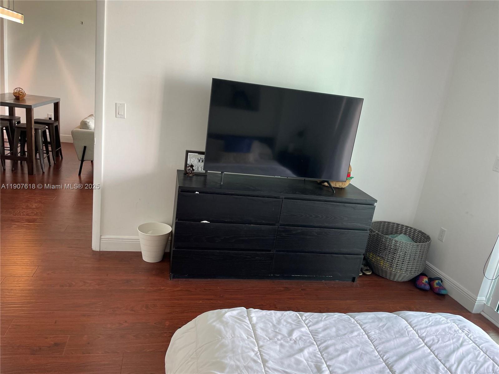 1800 CLUB CONDO - Residential Lease