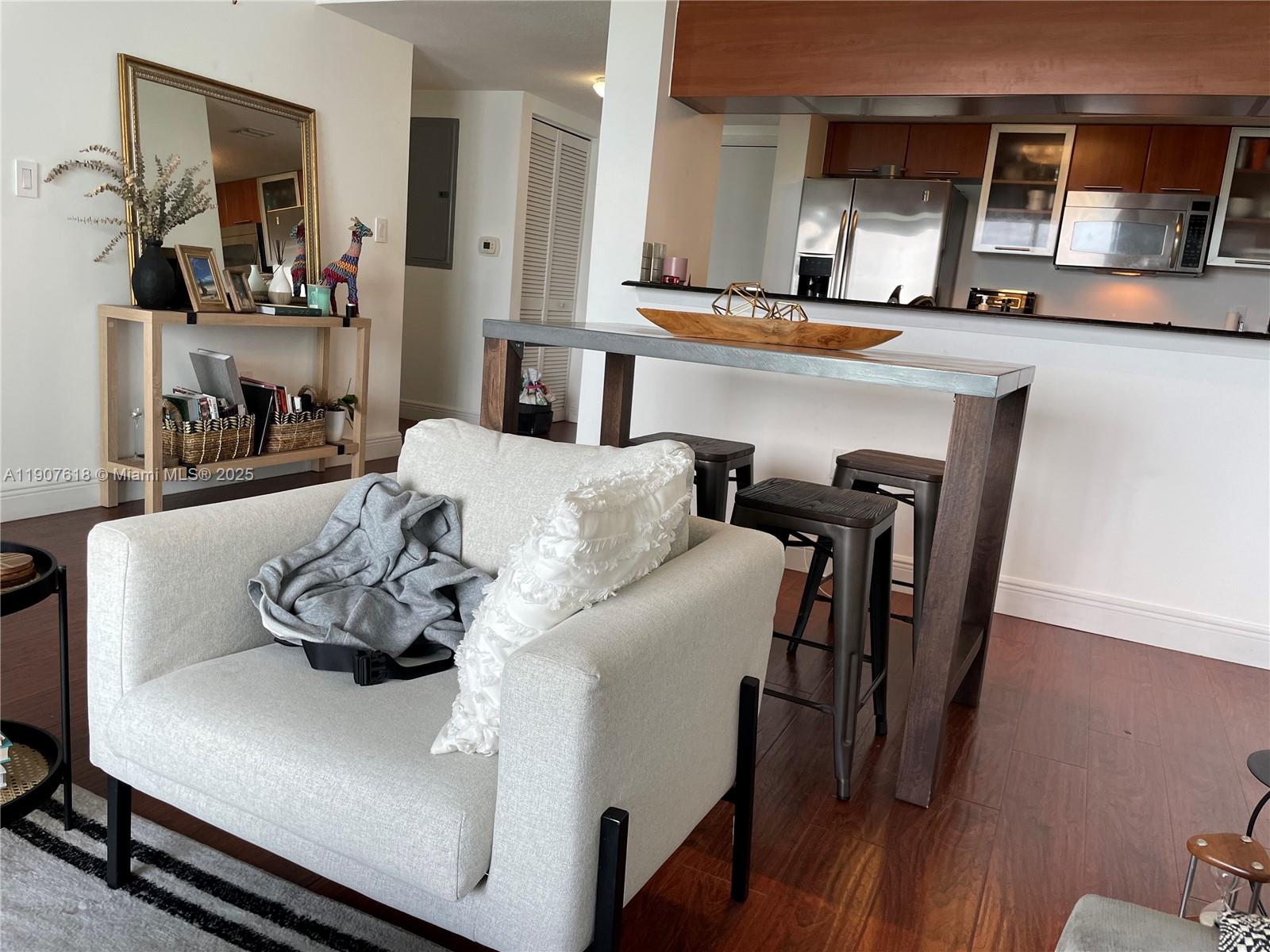 1800 CLUB CONDO - Residential Lease