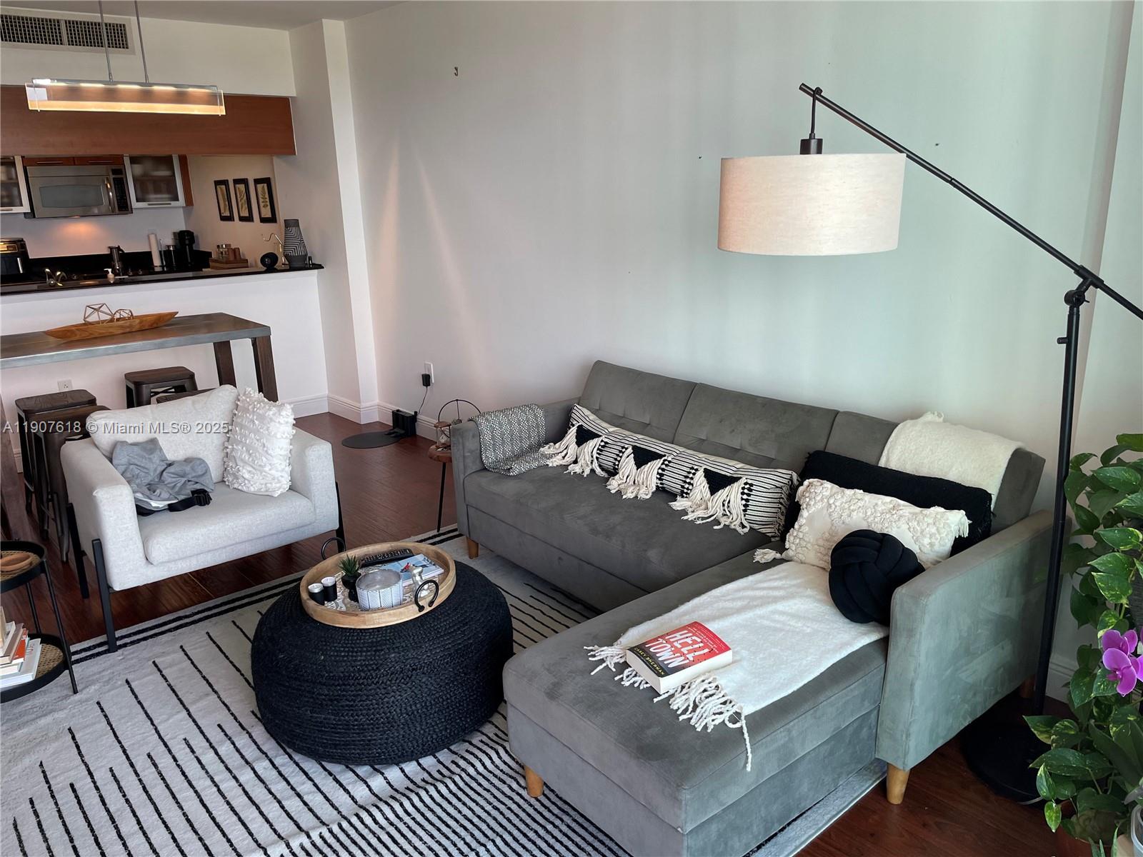 1800 CLUB CONDO - Residential Lease