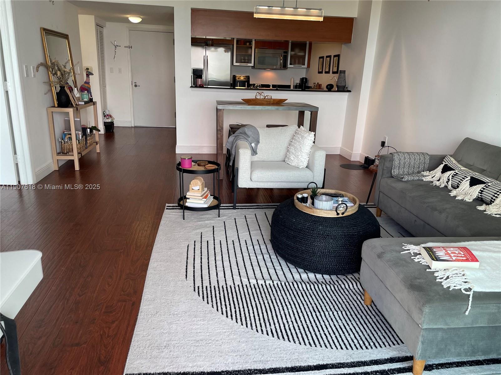 1800 CLUB CONDO - Residential Lease