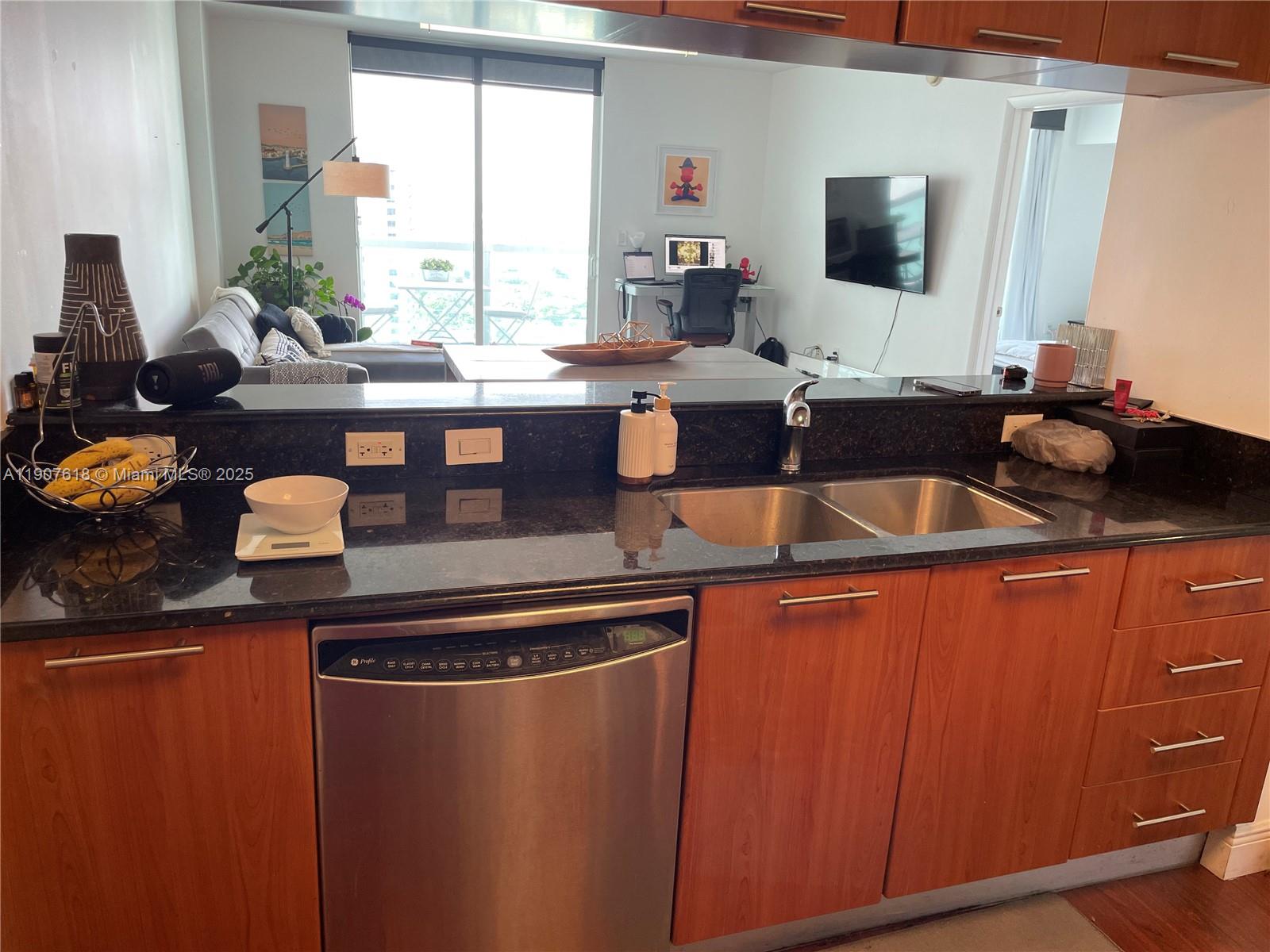 1800 CLUB CONDO - Residential Lease