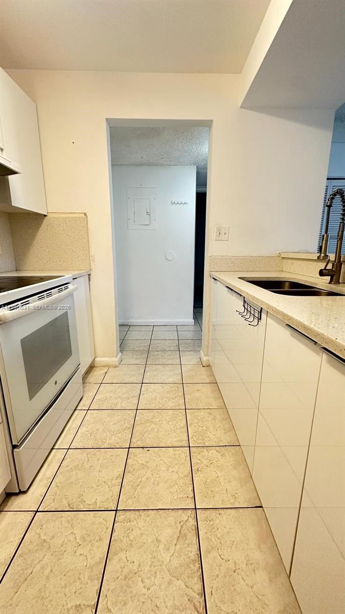 LAS BRISAS@ COUNTRY CLUB - Residential Lease