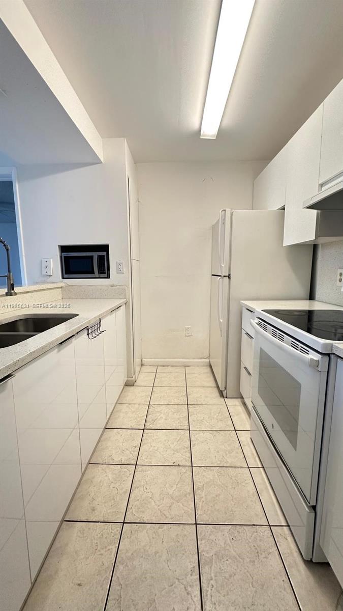 LAS BRISAS@ COUNTRY CLUB - Residential Lease