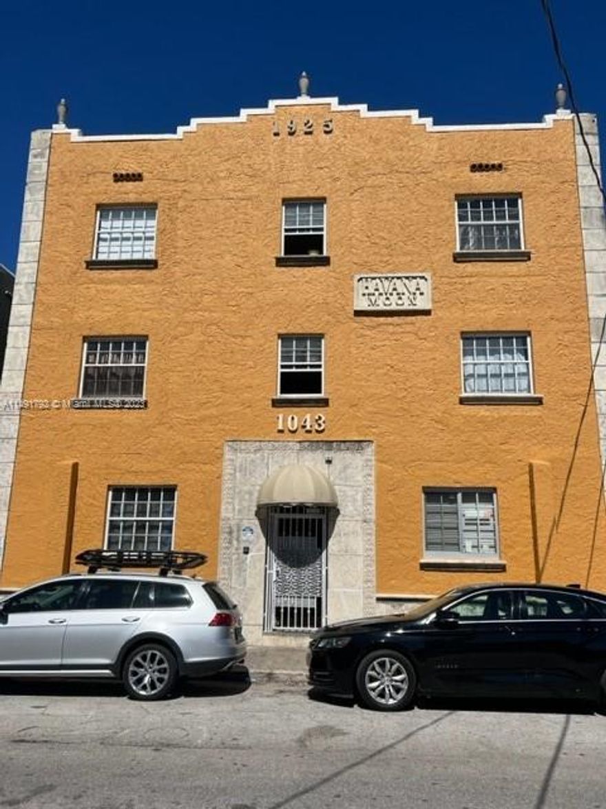 Great condo  2 bedrooms and 1 bathrooms, new wood floors and freshly painted. See it! Rent it!