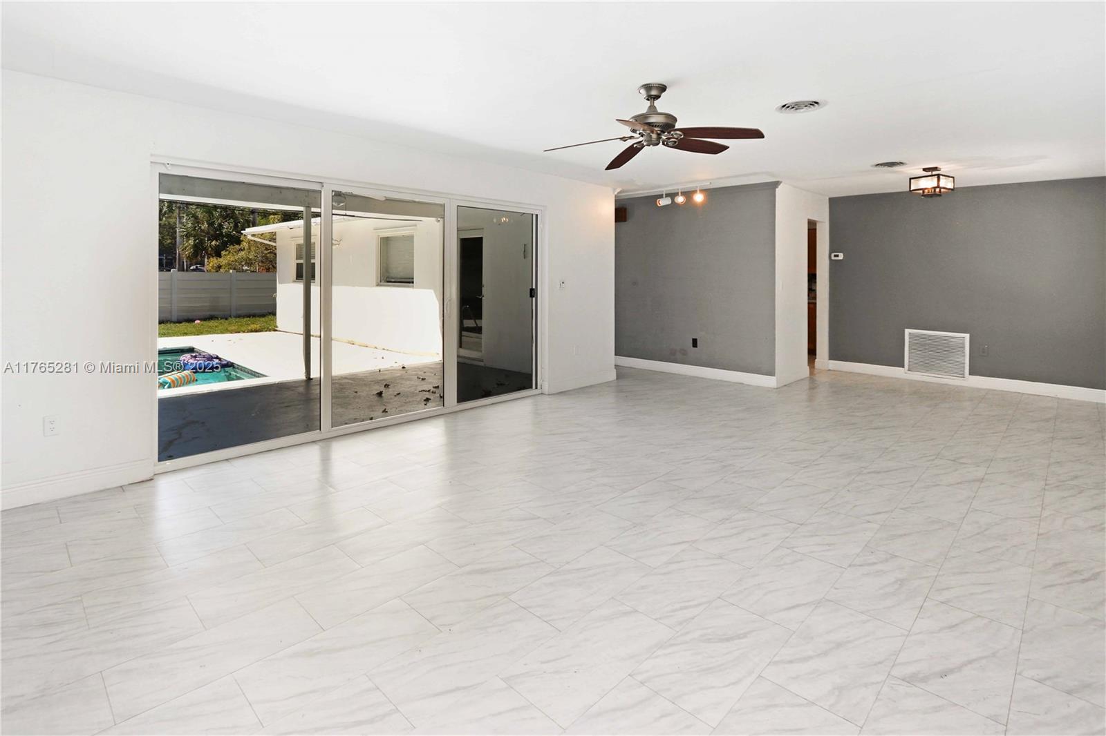 HOLLYWOOD HILLS - Residential