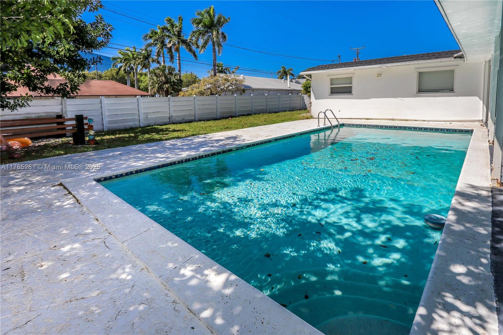 HOLLYWOOD HILLS - Residential