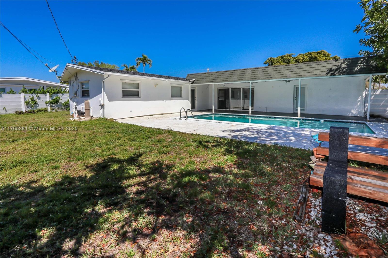 HOLLYWOOD HILLS - Residential
