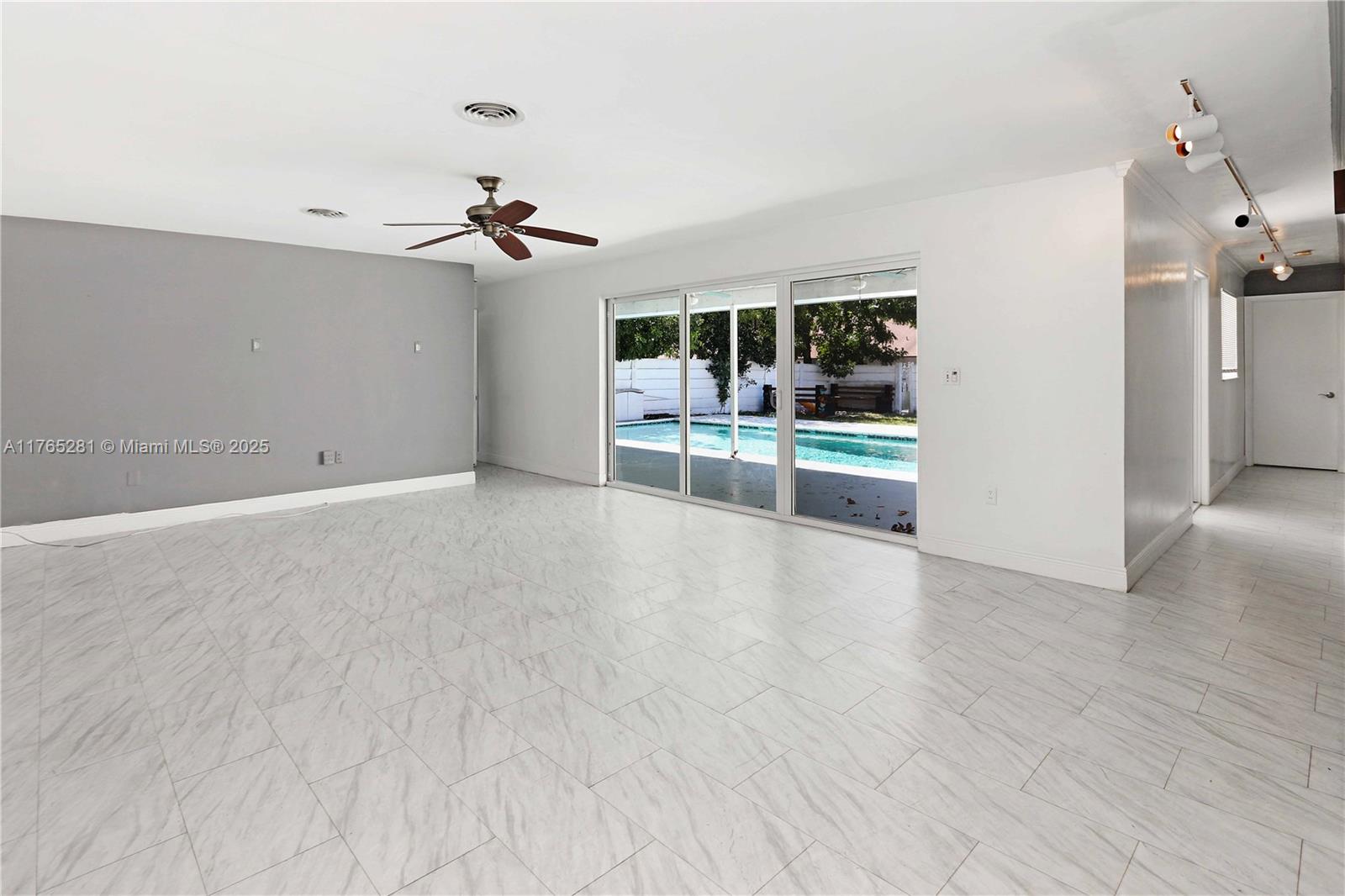 HOLLYWOOD HILLS - Residential