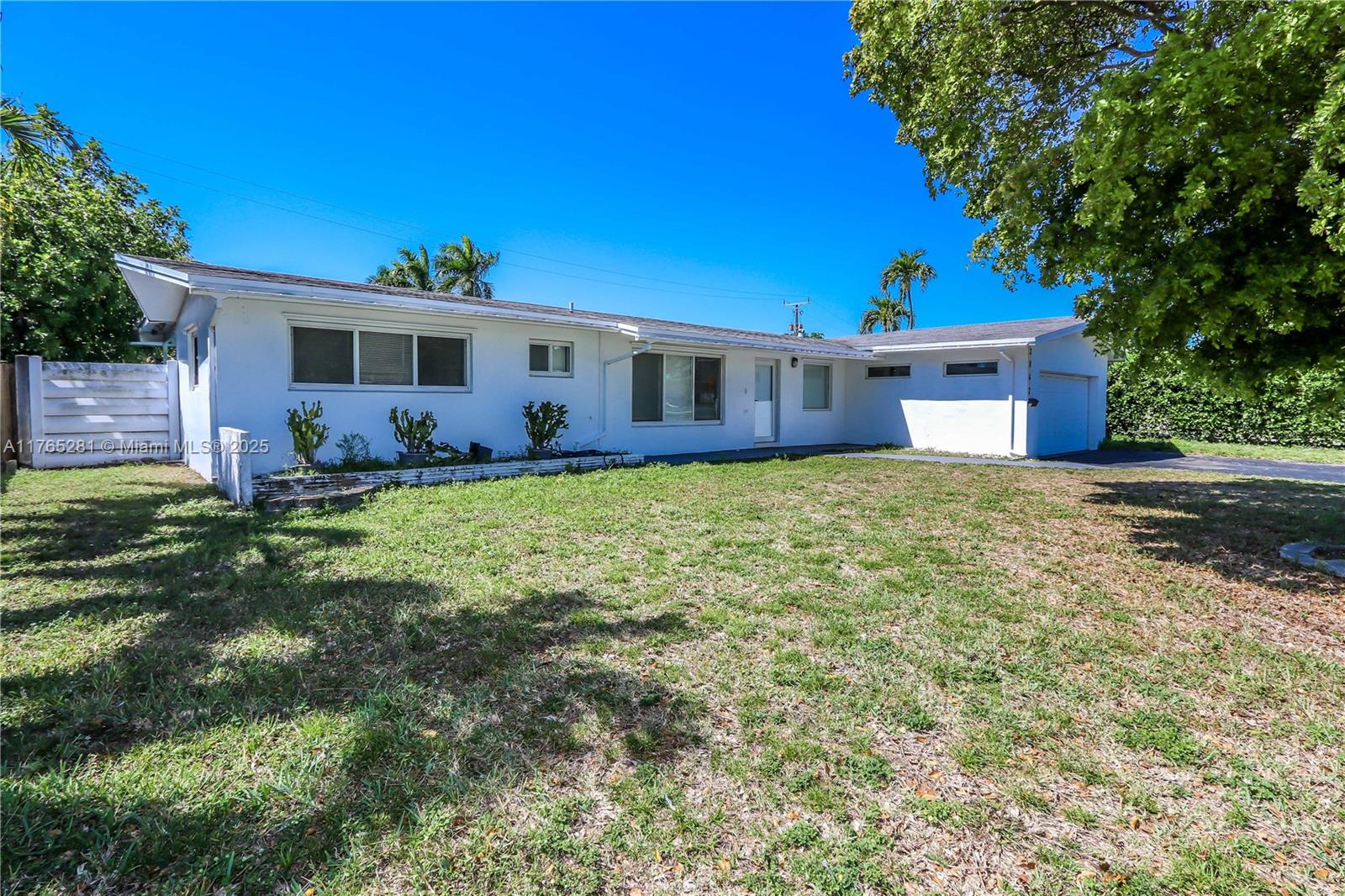 HOLLYWOOD HILLS - Residential
