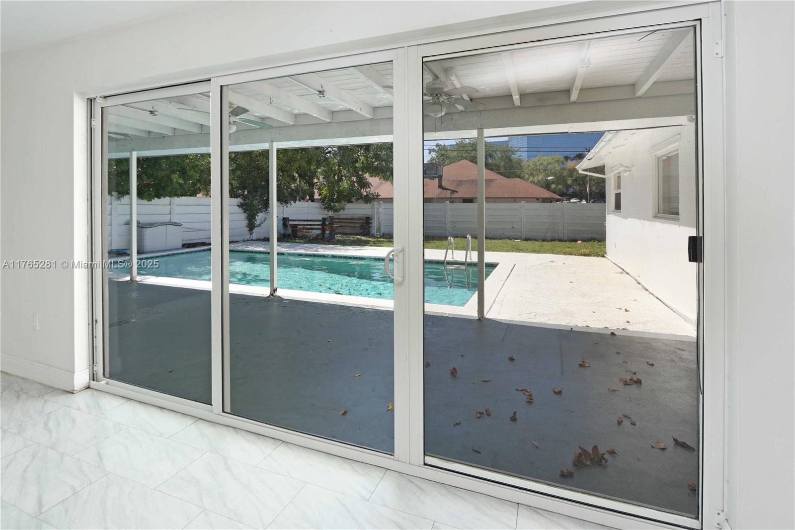 HOLLYWOOD HILLS - Residential