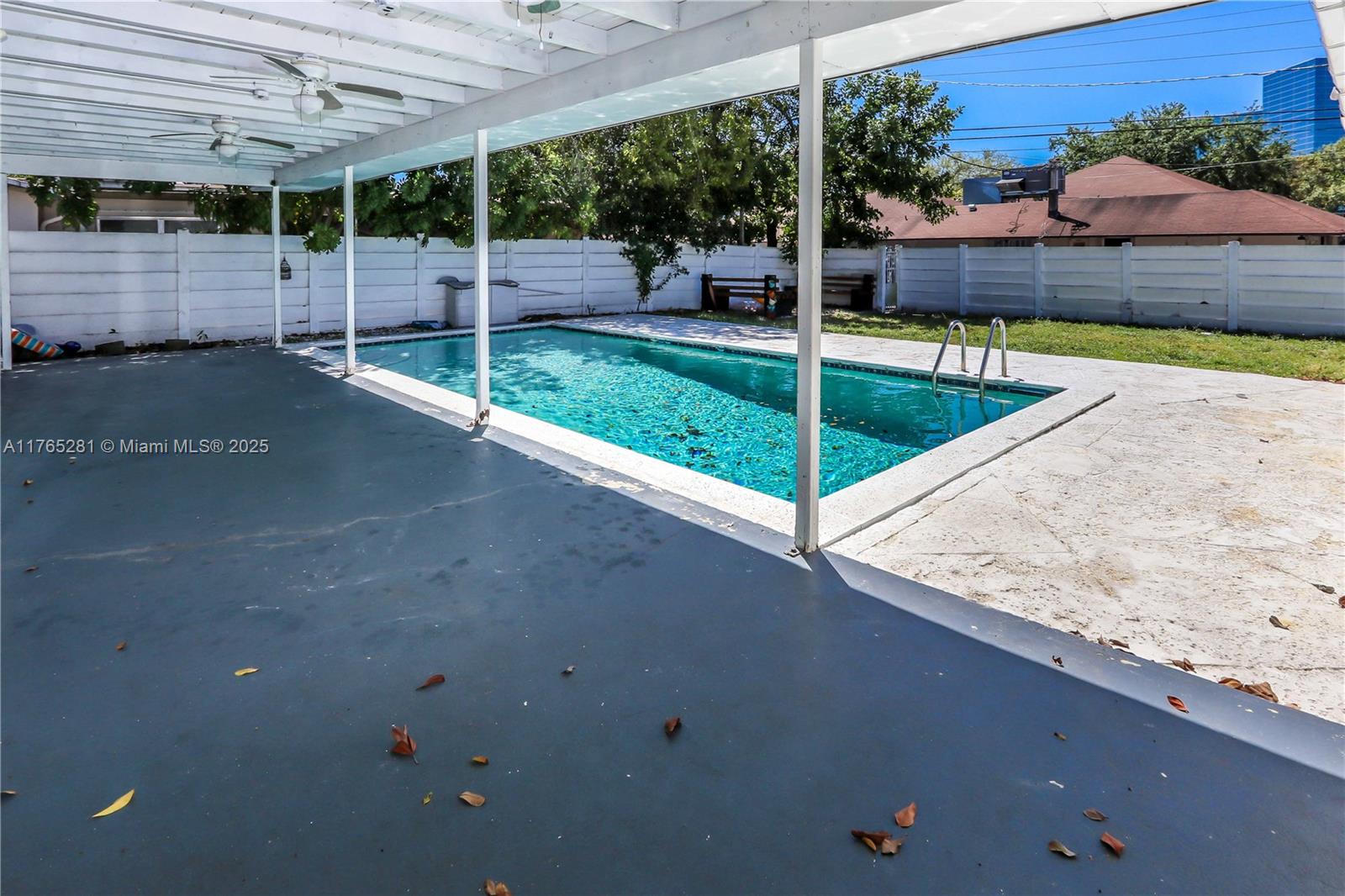 HOLLYWOOD HILLS - Residential