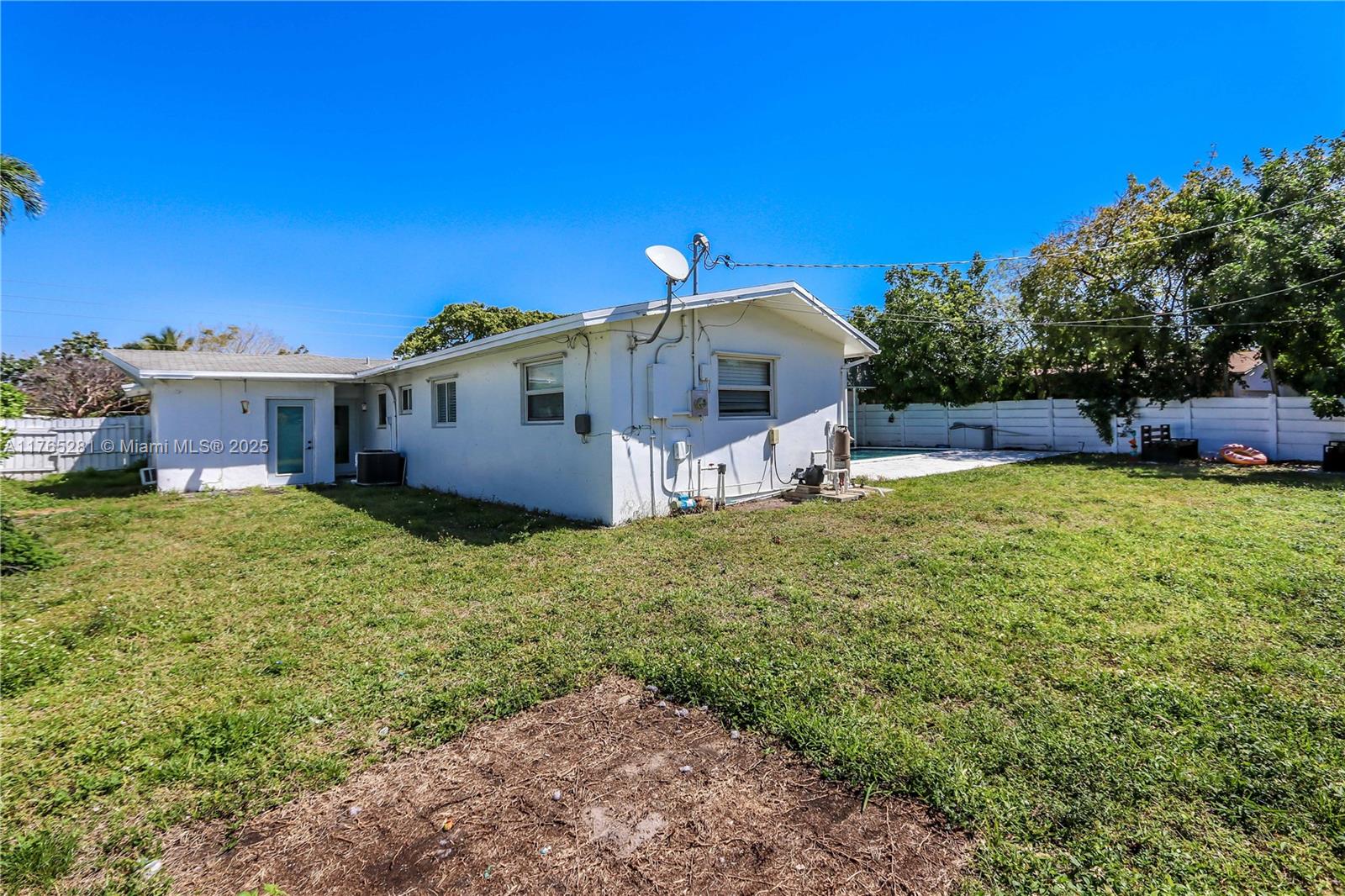 HOLLYWOOD HILLS - Residential
