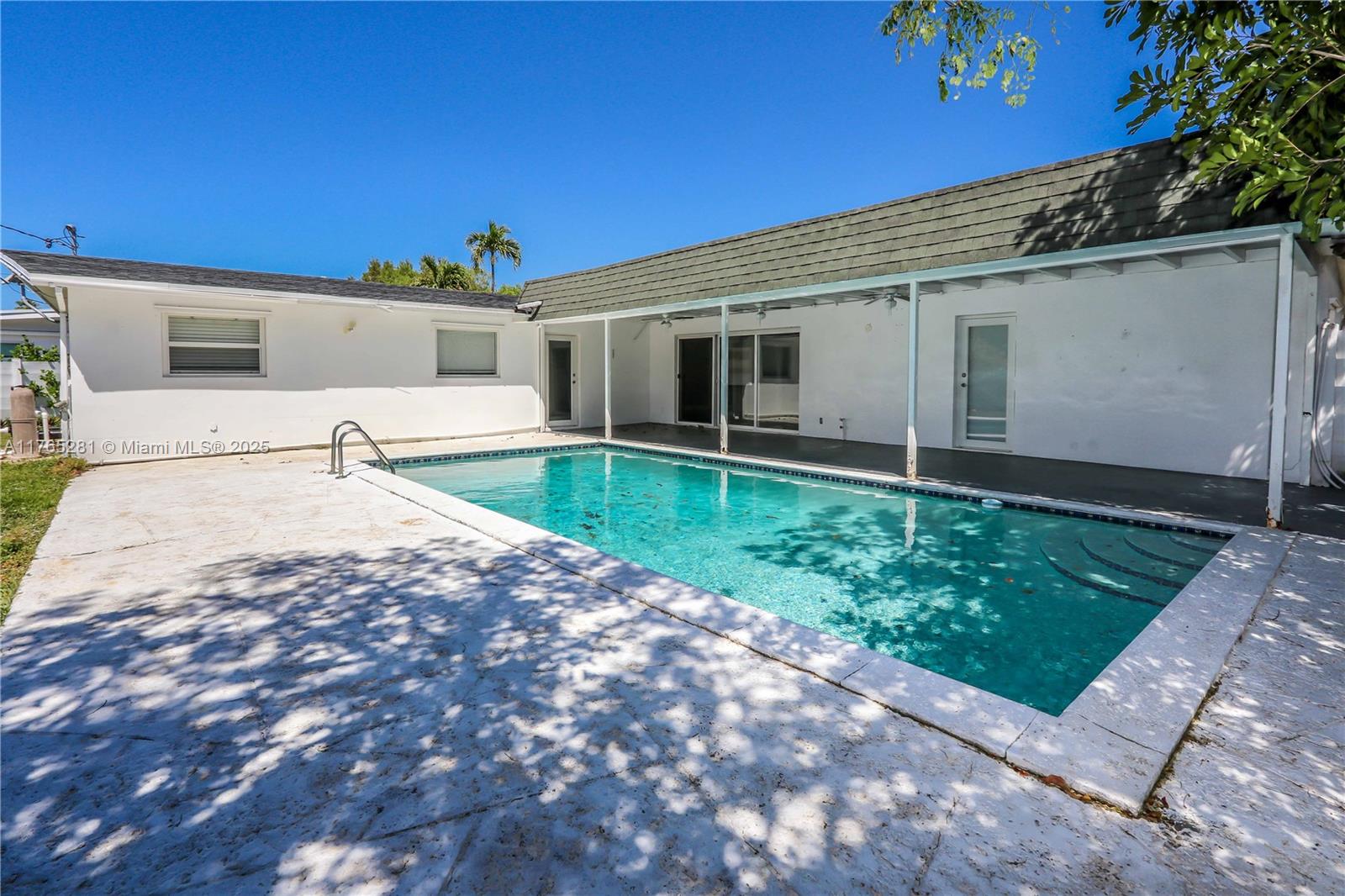 HOLLYWOOD HILLS - Residential