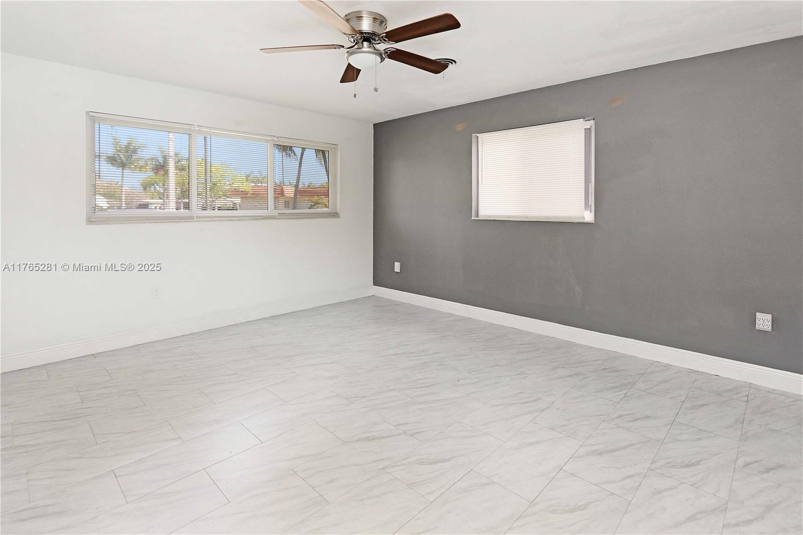 HOLLYWOOD HILLS - Residential
