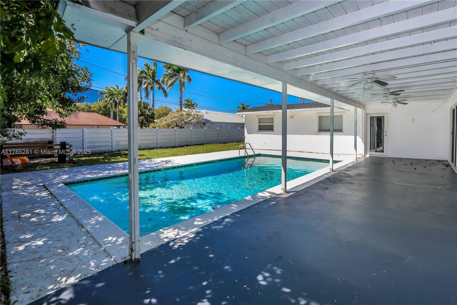 HOLLYWOOD HILLS - Residential