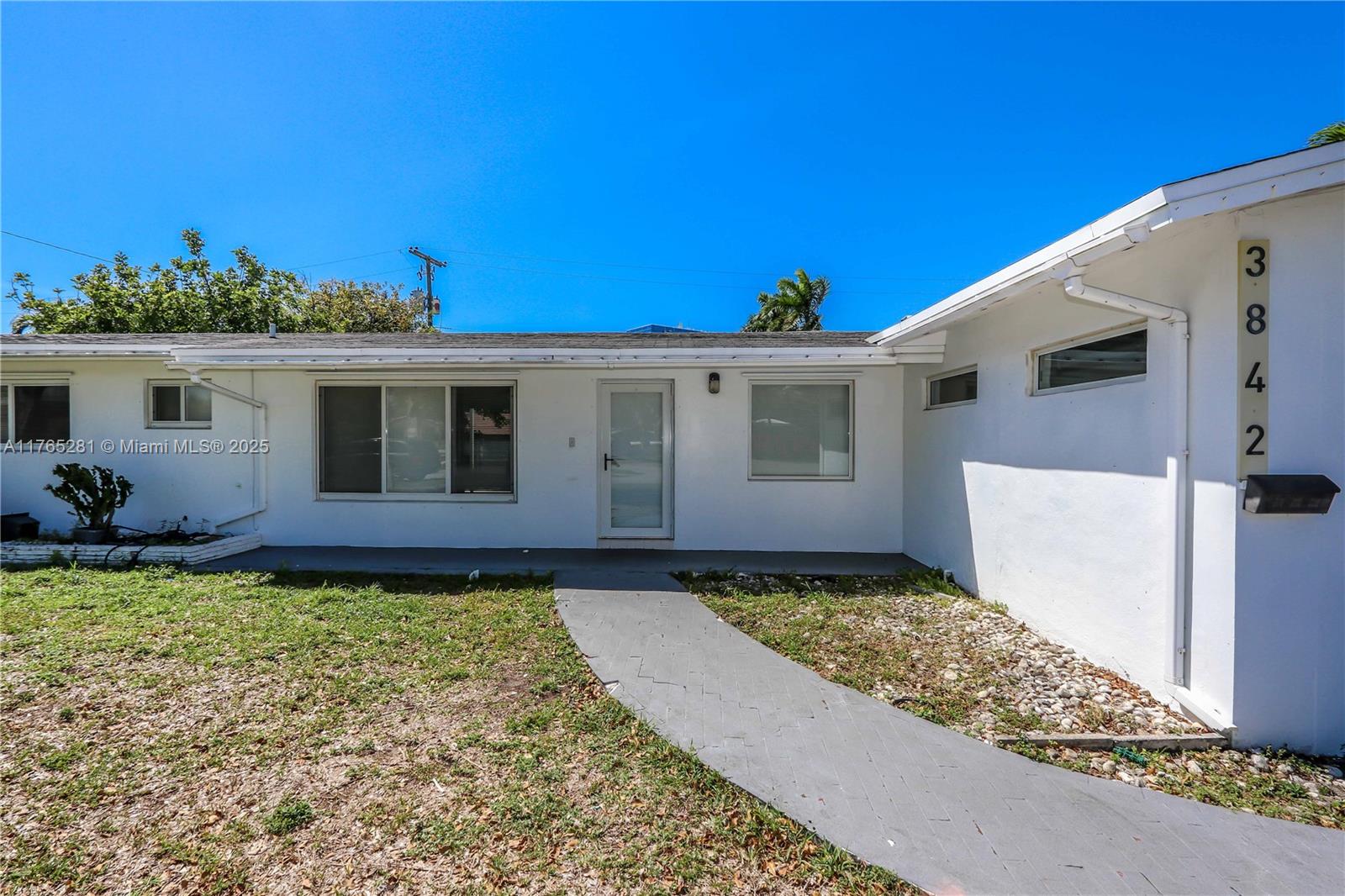 HOLLYWOOD HILLS - Residential