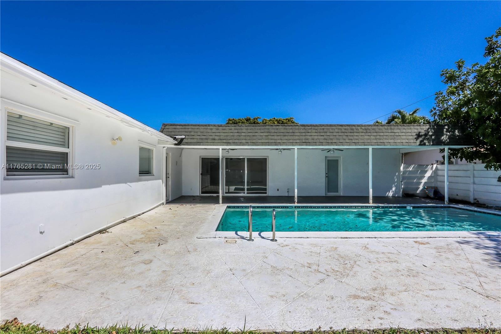 HOLLYWOOD HILLS - Residential
