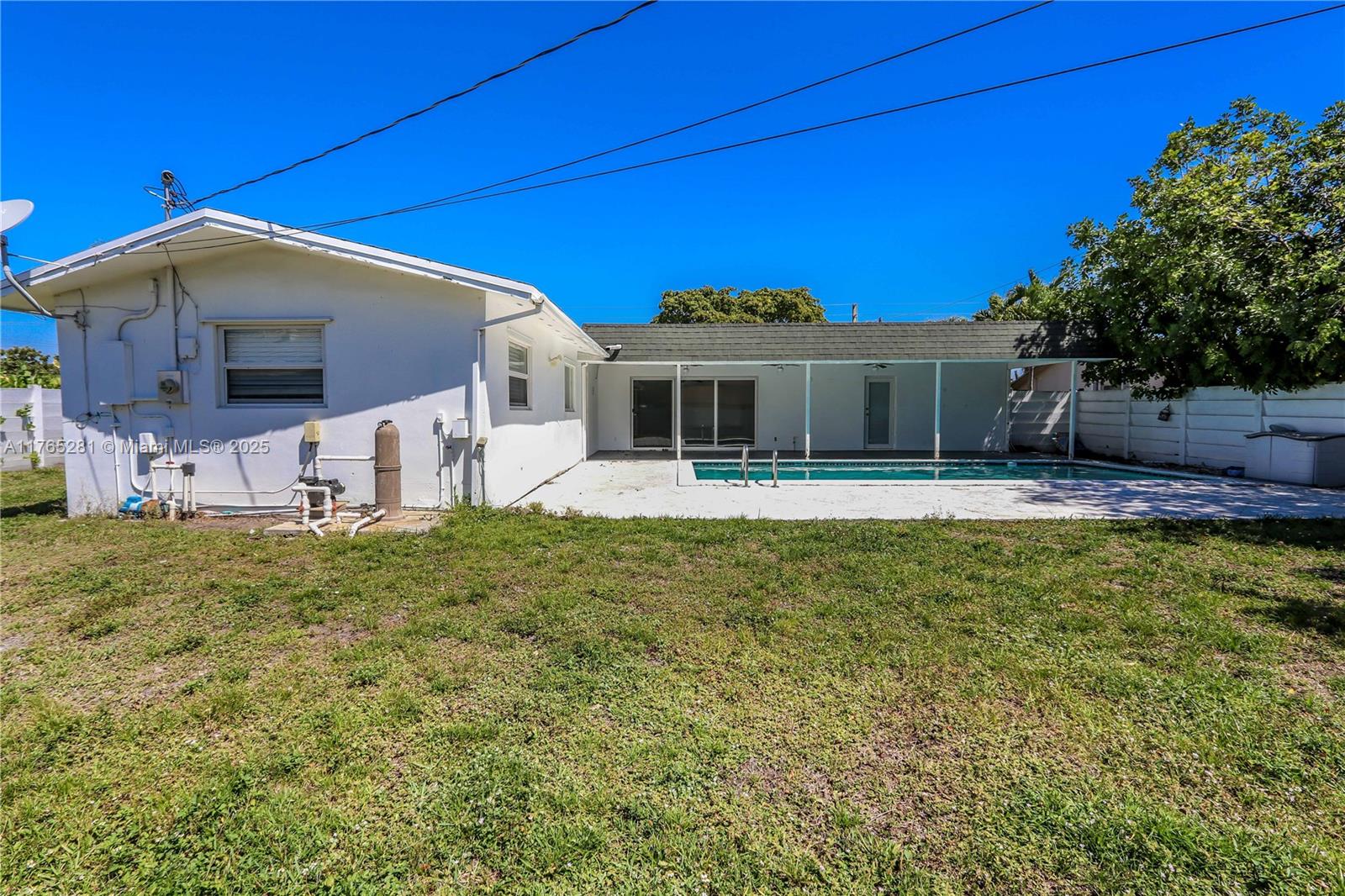 HOLLYWOOD HILLS - Residential