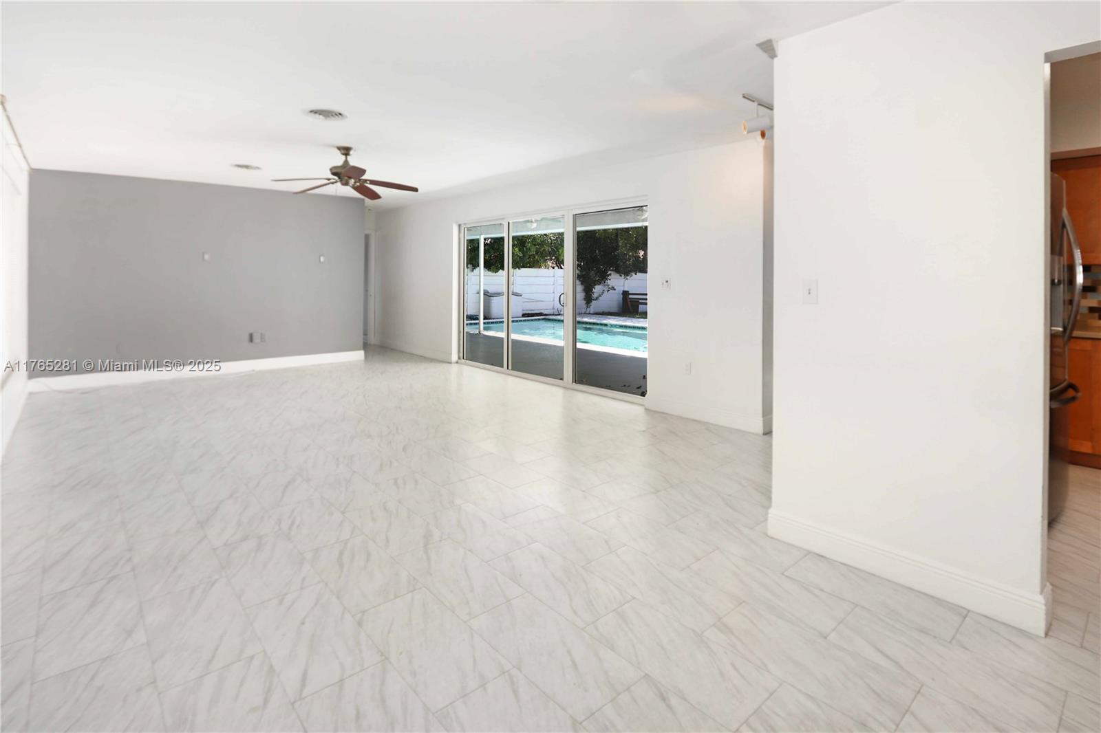 HOLLYWOOD HILLS - Residential