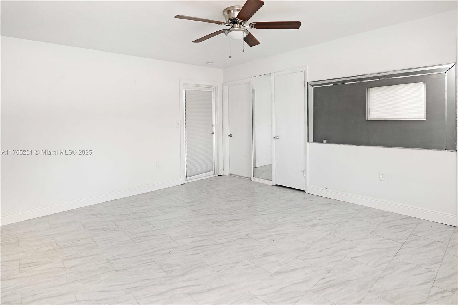HOLLYWOOD HILLS - Residential