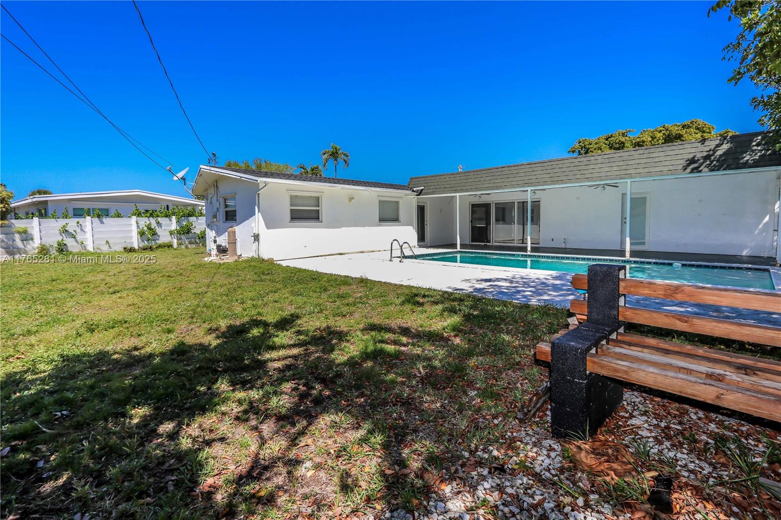 HOLLYWOOD HILLS - Residential