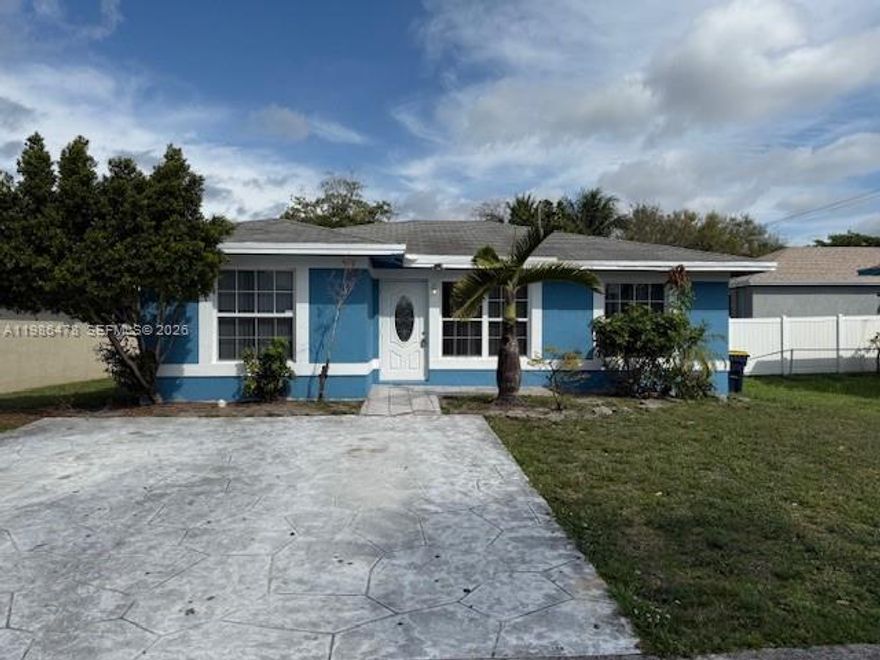Great 3/2 Home in the desirable area of Dania Beach near to many fabulous beaches and places.Great price