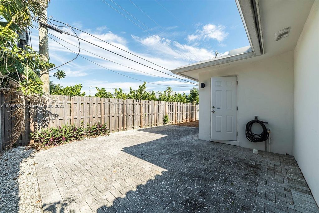 Photo of 2019 NE 17th Ct #4, Fort Lauderdale, FL 33305 (MLS # A11813862)