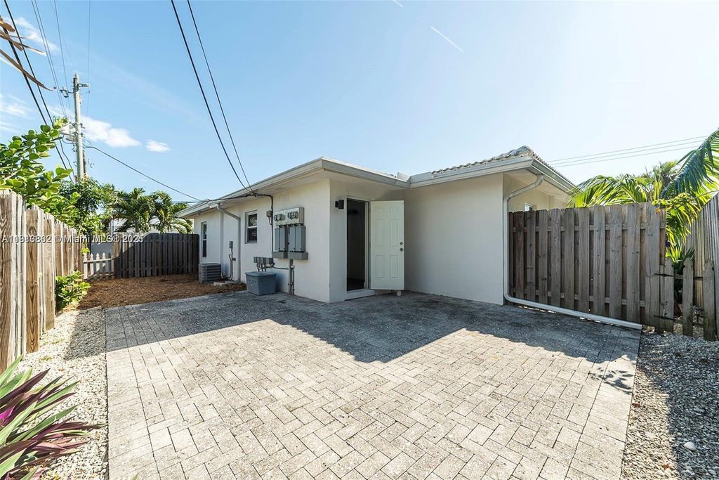 Photo of 2019 NE 17th Ct #4, Fort Lauderdale, FL 33305 (MLS # A11813862)