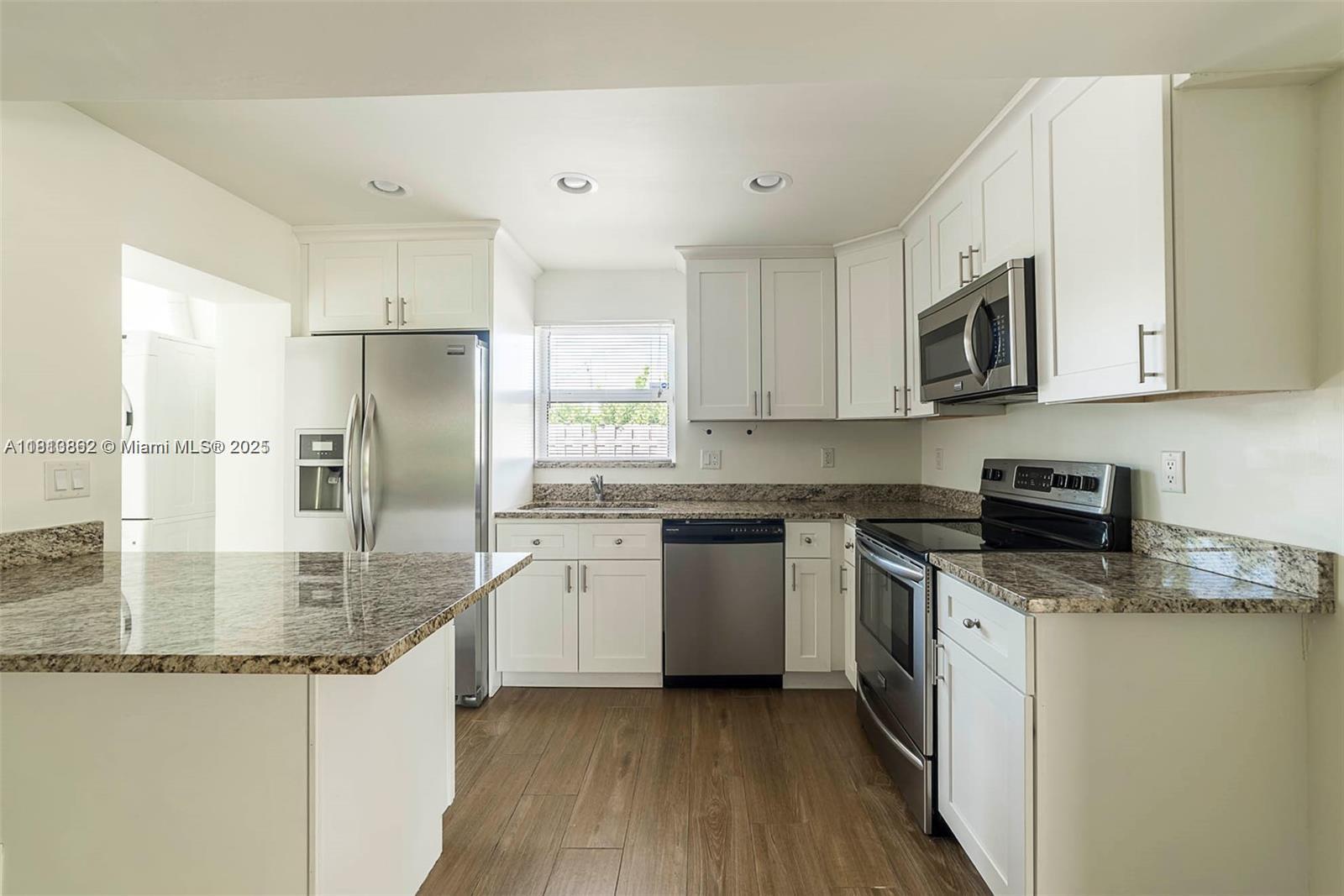 Rental Property at 2019 Ne 17th Ct 4, Fort Lauderdale, Broward County, Florida - Bedrooms: 1 
Bathrooms: 2  - $1,975 MO.