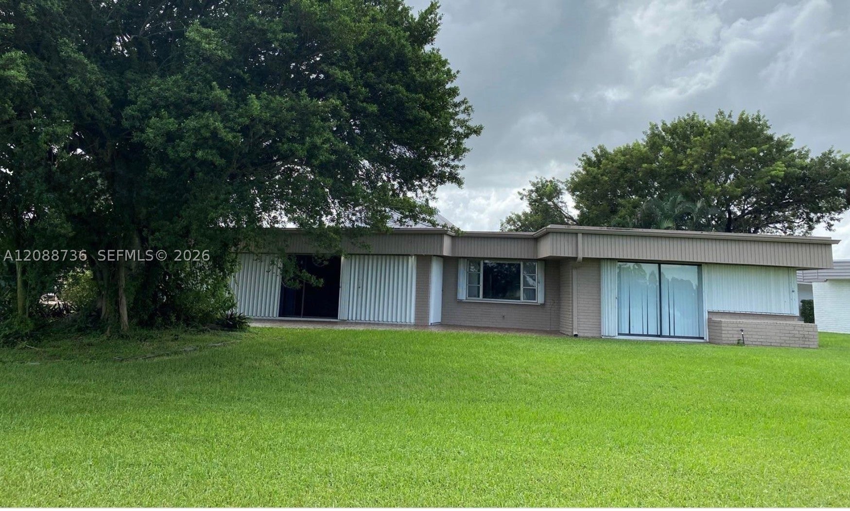 6105 Royal Poinciana Ln