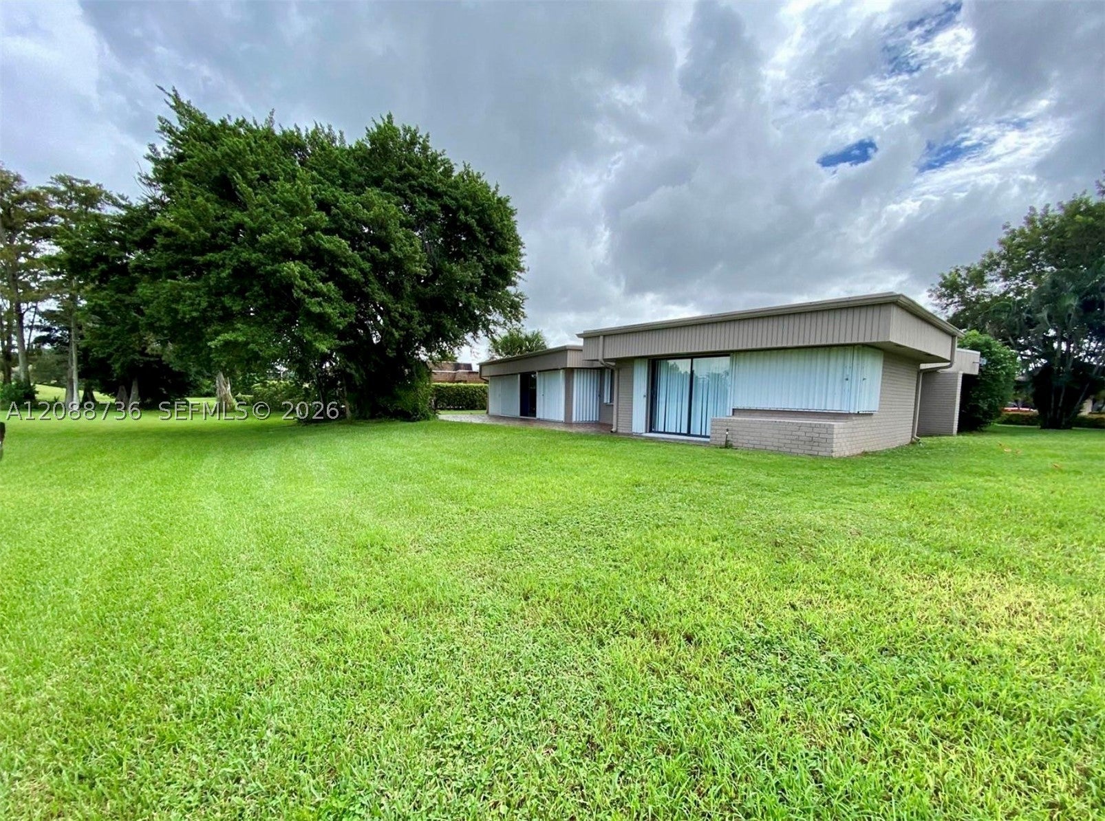 6105 Royal Poinciana Ln