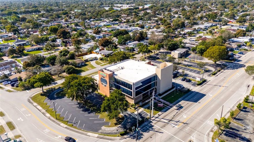 • Aggressive lease rates
• Prime location on Taft Street
• Secured building with 24-hour access
• Abundant parking – 4/1,000 square feet
• Locally owned and professionally managed