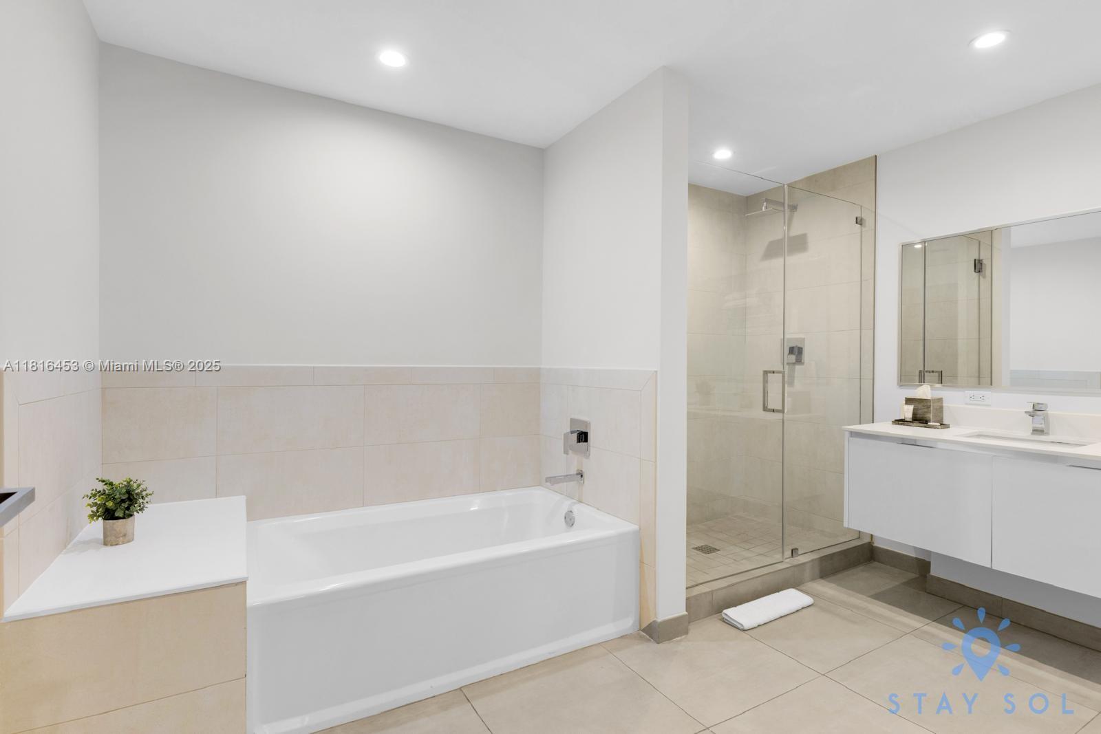 COSTA HOLLYWOOD CONDO - Residential