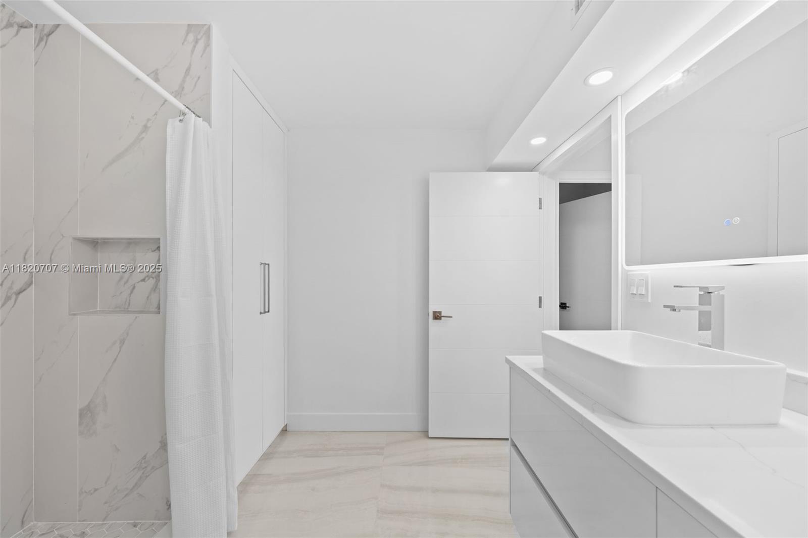 WINSTON TOWER 300 CONDO - Residential