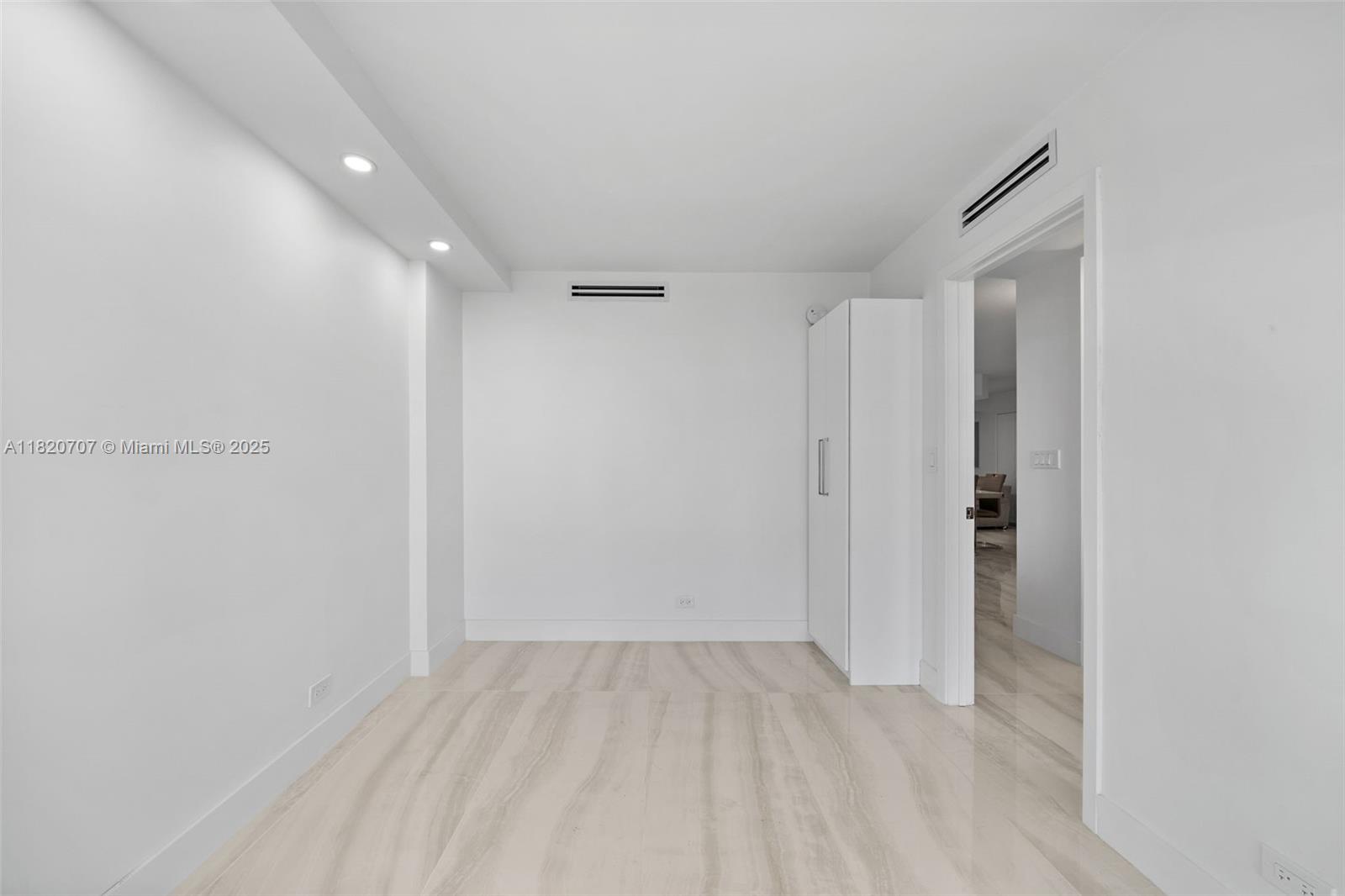 WINSTON TOWER 300 CONDO - Residential