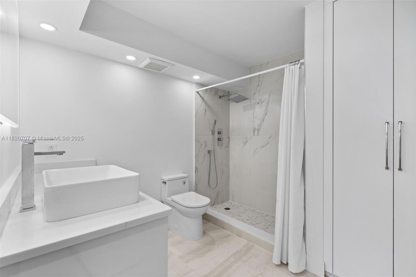 WINSTON TOWER 300 CONDO - Residential