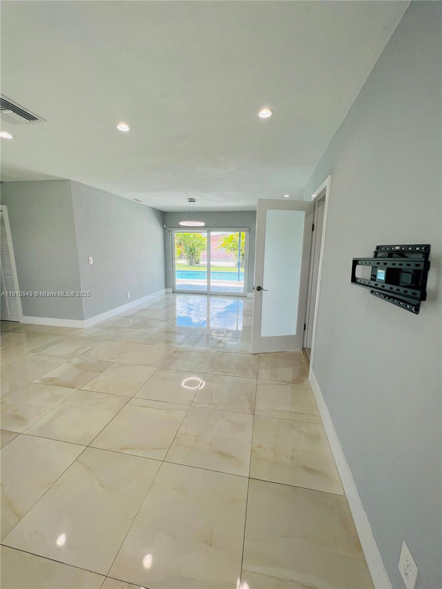 TROPICAL HIGHLANDS 2ND AD - Residential