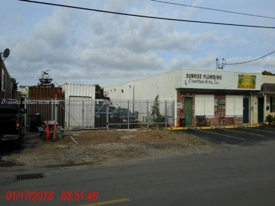 GREAT SINGLE BAY RENTAL WAREHOUSE
OFFICE AND BATHROOM IN THE FRONT
SINGLE BAY FOR RENT ONLY, THE ADJACENT BAY IS RENTED. THE YARD ON THE LEFT IS ALREADY RENTED.
HIGH OVERHEAD DOOR IN THE BACK
2 PARKING SPOTS IN FRONT
2 PARKING SPOTS IN BACK
ADDITIONAL PARKING POSSIBLE ALONG TRAIN TRACK EASMENT 
CENTRAL AIR IN OFFICE MINI SPLIT
HEAVY POWER 240 / 120 / 3 PHASE
EASY TO SHOW CALL LISTING AGENT