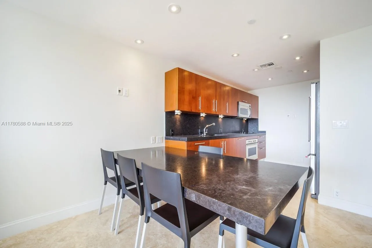 Key Biscayne, Florida 33149, United States, 2 Bedrooms Bedrooms, ,2 BathroomsBathrooms,Residential,Active,105216