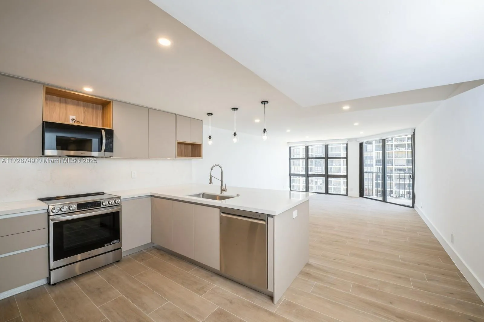 Miami, Florida 33129, United States, 2 Bedrooms Bedrooms, ,2 BathroomsBathrooms,Residential,Pending,12902